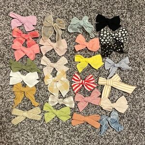 Lot of 25 Little Poppy Co bows with clips